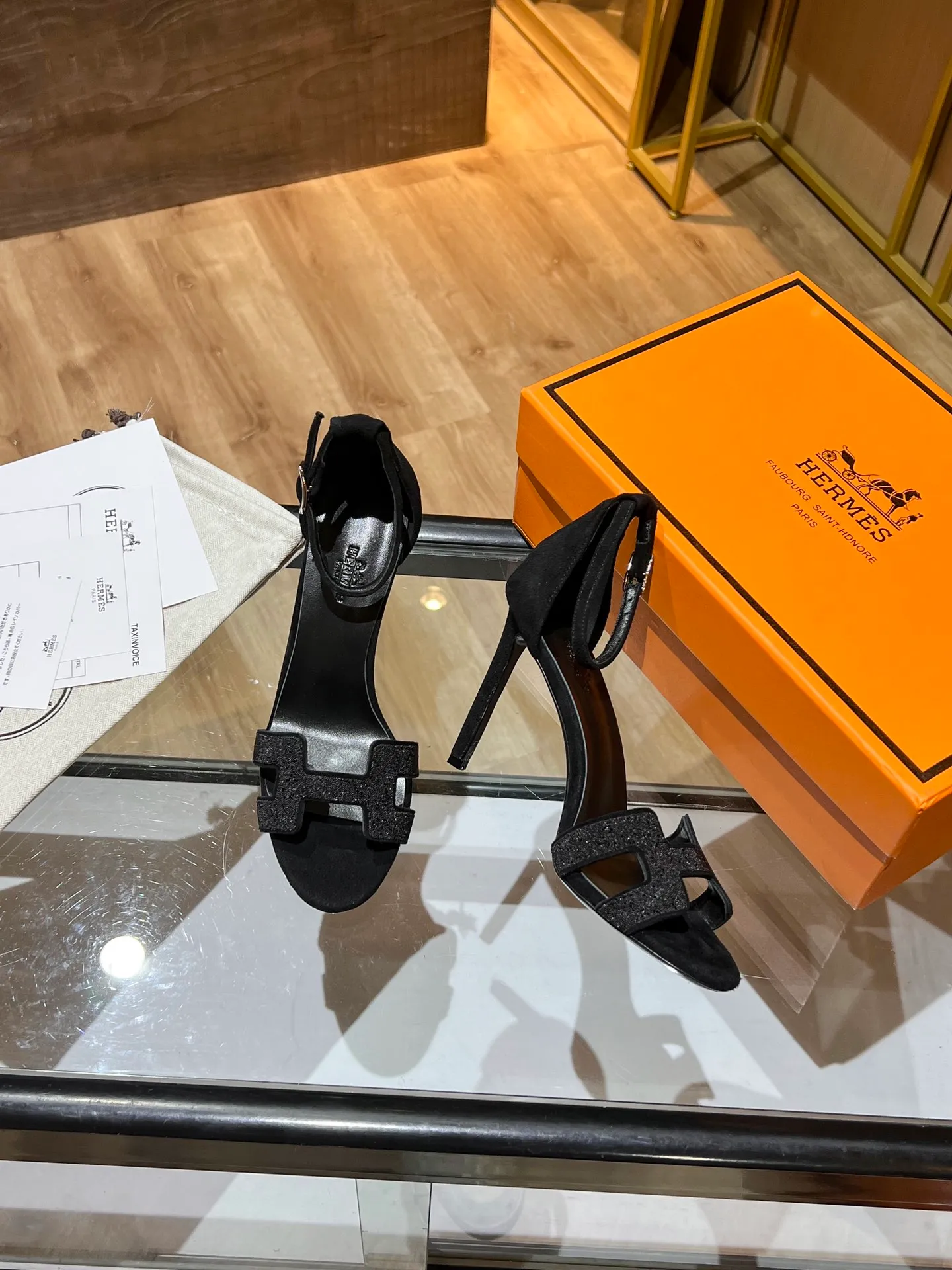 👟👟Ex-factory price 600👟👟 Hermès high-heeled sandals Hermès high-heeled shoes are the simplest, most durable and elegant I have ever seen! ! ! It can hold any style, and the height of 10.5cm is easy to control. Each color has its own unique style. You must buy this one, it is really easy to wear and look good! size: 35-40 (34.40.41 customization is non-returnable and non-exchangeable)
